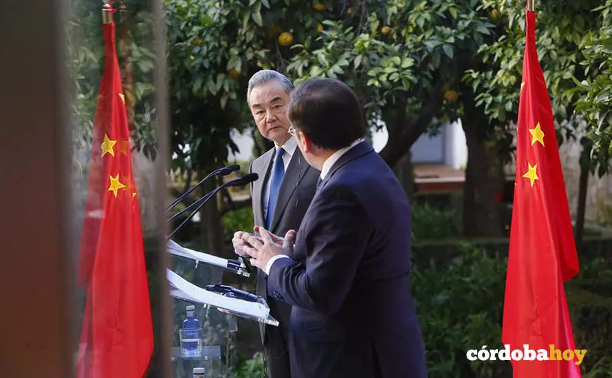 El ministro de Exteriores, UE y Cooperaci&oacute;n, Jos&eacute; Manuel Albares, y el ministro de Exteriores chino, Wang Yi, atienden a los medios tras mantener un encuentro en C&oacute;rdoba FOTO RAFAEL MADERO