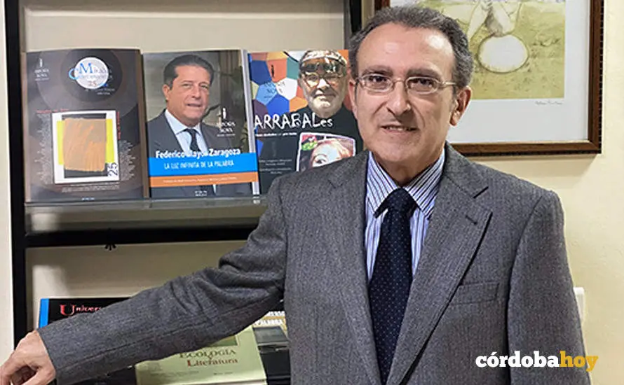 El director de la revista y editorial '&Aacute;nfora Nova', el escritor y acad&eacute;mico Jos&eacute; Mar&iacute;a Molina