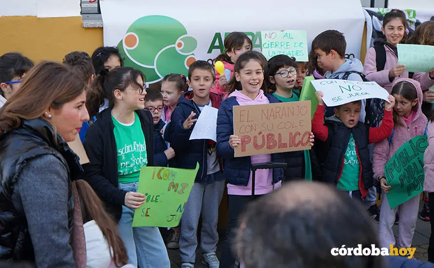 Concentraci&oacute;n a las puertas del CEIP Jos&eacute;&nbsp;de la Torre y el Cerro de El Naranjo