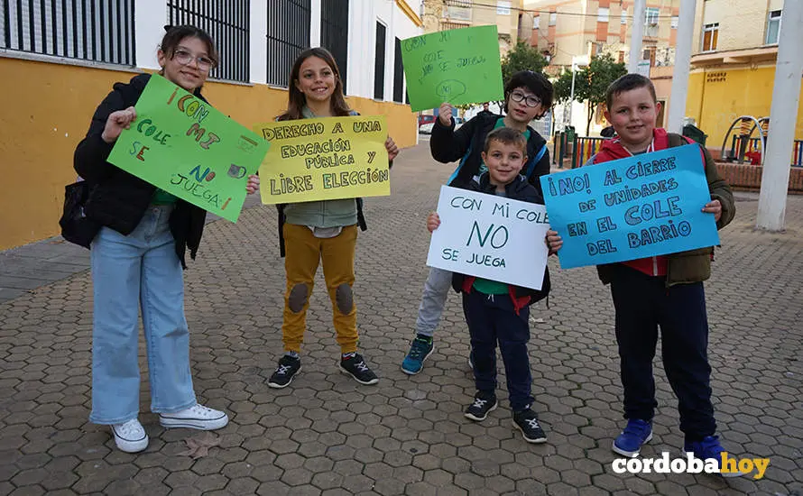 Concentraci&oacute;n a las puertas del CEIP Jos&eacute;&nbsp;de la Torre y el Cerro de El Naranjo
