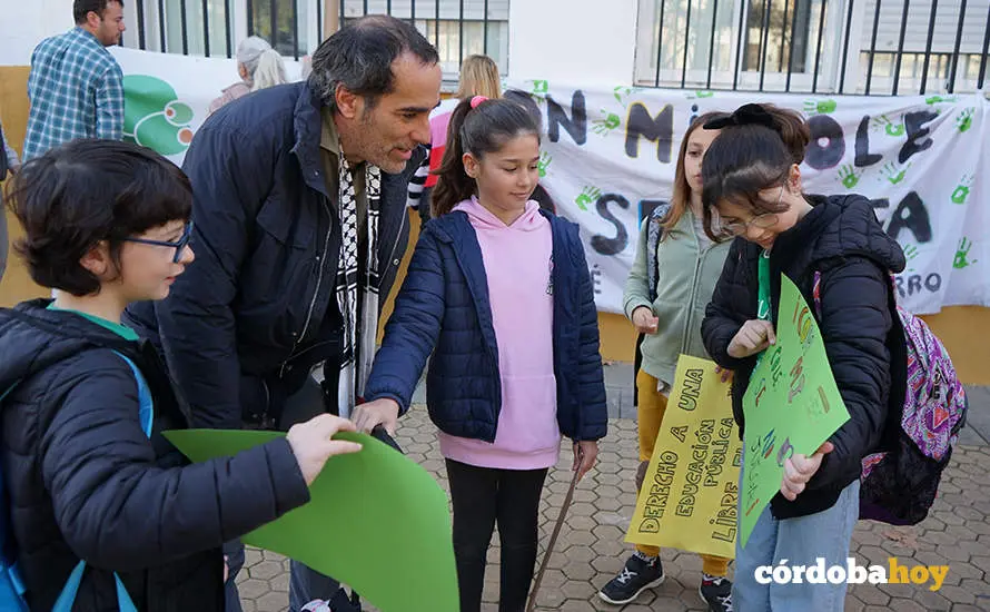 Concentraci&oacute;n a las puertas del CEIP Jos&eacute;&nbsp;de la Torre y el Cerro de El Naranjo