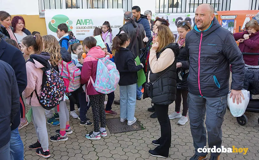 Concentraci&oacute;n a las puertas del CEIP Jos&eacute;&nbsp;de la Torre y el Cerro de El Naranjo