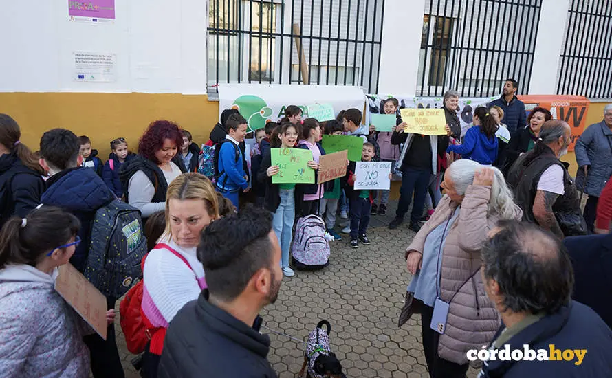 Concentraci&oacute;n a las puertas del CEIP Jos&eacute;&nbsp;de la Torre y el Cerro de El Naranjo