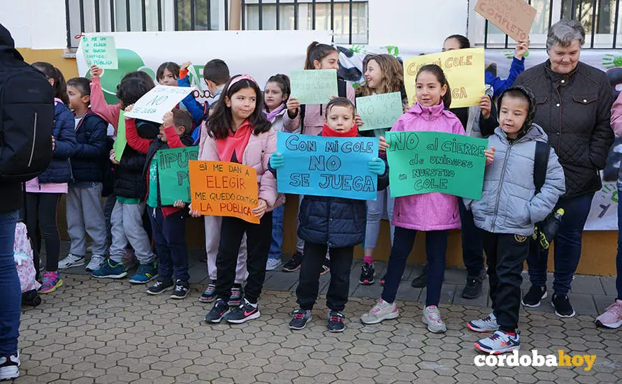 Concentraci&oacute;n a las puertas del CEIP Jos&eacute;&nbsp;de la Torre y el Cerro de El Naranjo