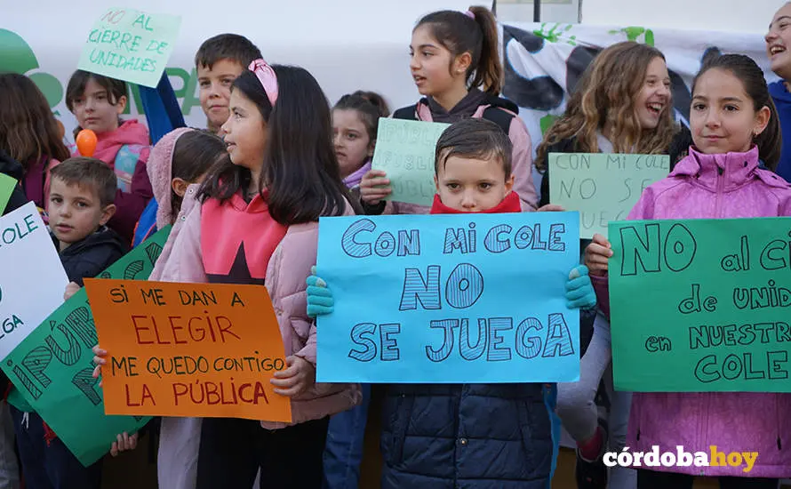 Concentraci&oacute;n a las puertas del CEIP Jos&eacute;&nbsp;de la Torre y el Cerro de El Naranjo