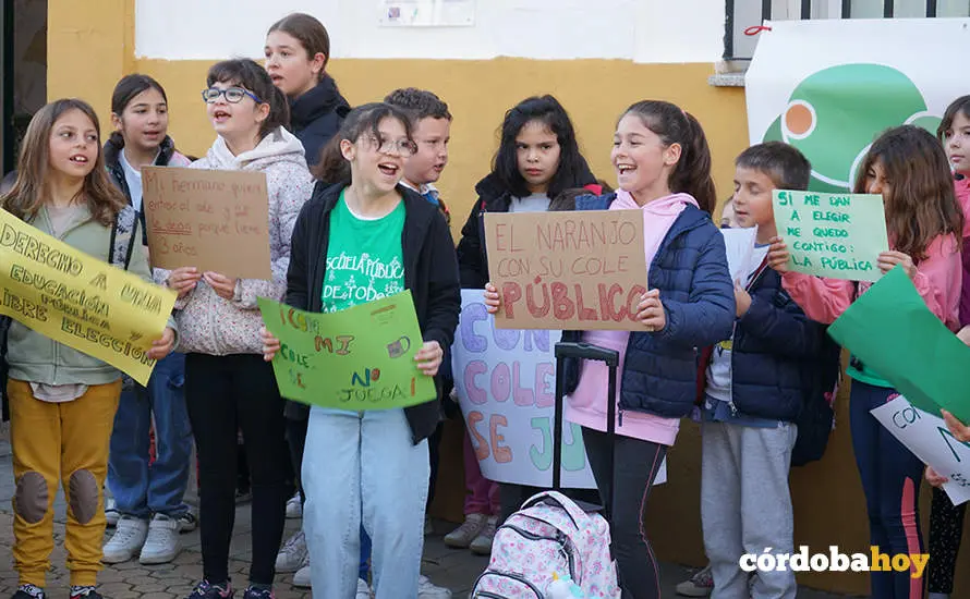 Concentraci&oacute;n a las puertas del CEIP Jos&eacute;&nbsp;de la Torre y el Cerro de El Naranjo