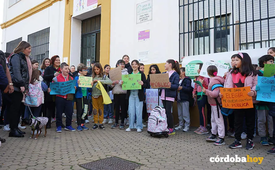 Concentraci&oacute;n a las puertas del CEIP Jos&eacute;&nbsp;de la Torre y el Cerro de El Naranjo