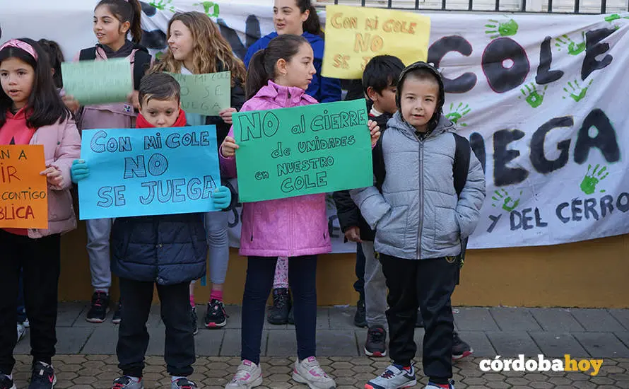 Concentraci&oacute;n a las puertas del CEIP Jos&eacute;&nbsp;de la Torre y el Cerro de El Naranjo