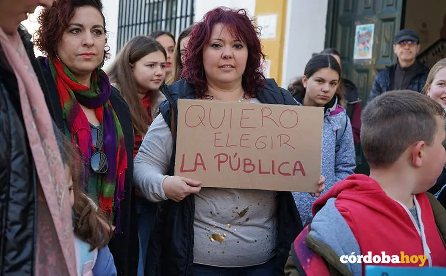 Concentraci&oacute;n a las puertas del CEIP Jos&eacute;&nbsp;de la Torre y el Cerro de El Naranjo