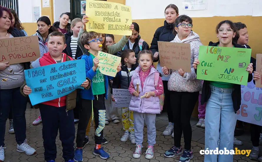 Concentraci&oacute;n a las puertas del CEIP Jos&eacute;&nbsp;de la Torre y el Cerro de El Naranjo