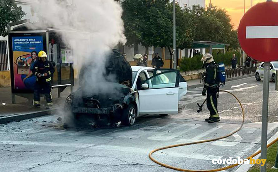 Bomberos de Córdoba en la extinción de un fuego en vehículo FOTO CORDOBAFIRE