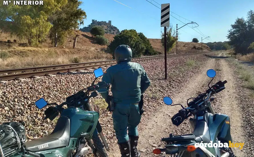 Agente de la Guardia Civil de C&oacute;rdoba junto a las v&iacute;as del tren en Almod&oacute;var del R&iacute;o, en una imagen de archivo