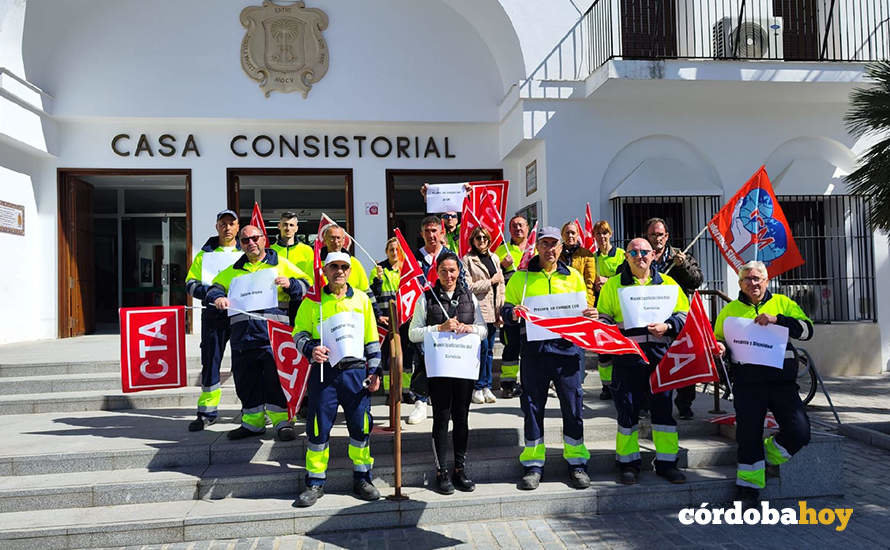 Los trabajadores de la empresa Prezero concentrados ante el Ayuntamiento de Palma
