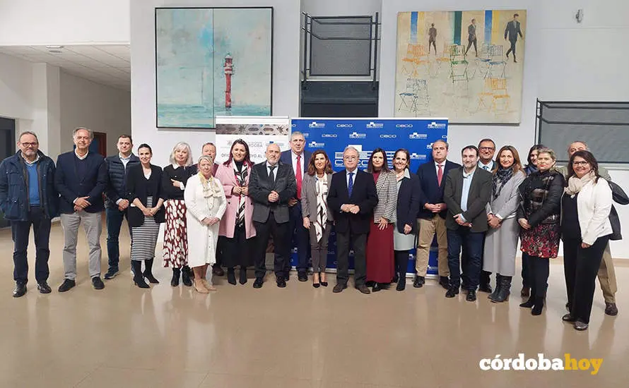 La consejera de Empleo, Empresa y Trabajo Aut&oacute;nomo, Roc&iacute;o Blanco (centro), en su visita a la sede de CECO