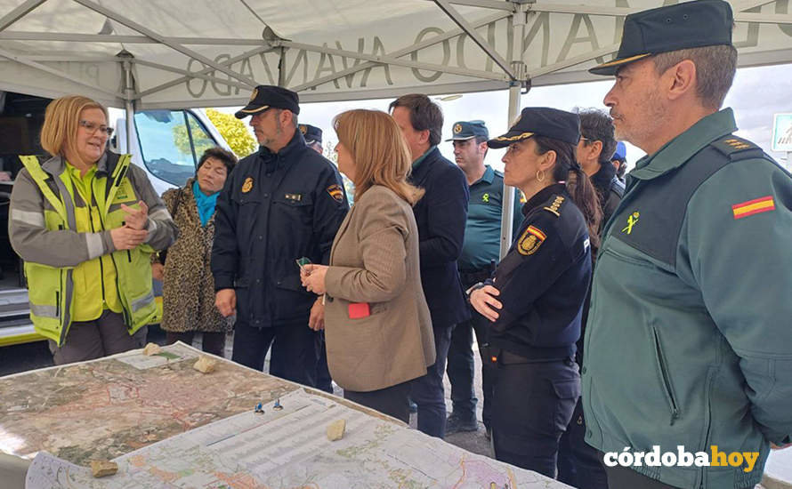 La subdelegada del Gobierno en Córdoba, Ana López, y el alcalde de Lucena, Aurelio Fernández, visitan el puesto de mando avanzado