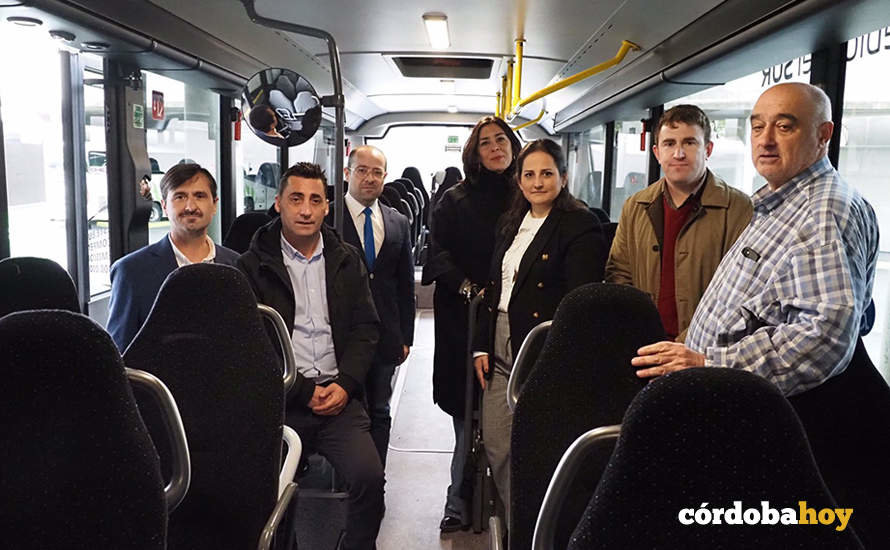 Granados (tercero por la derecha), en el interior de uno de los nuevos autobuses híbridos del Consorcio de Transporte Metropolitano de Córdoba