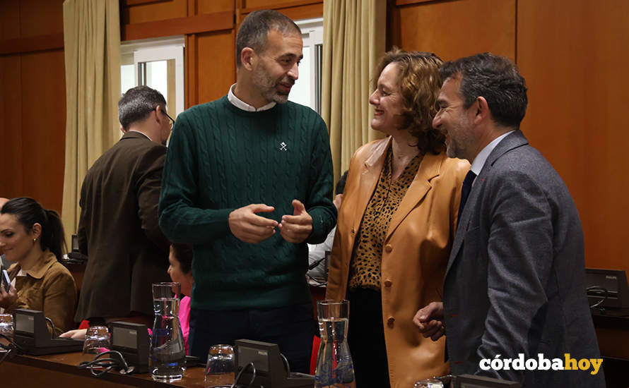 Ángel Ortiz conversa con sus compañeros de bancada Isabel Bernal y Joaquín Dobladez (derecha) FOTO RAFA MELLADO SENIOR