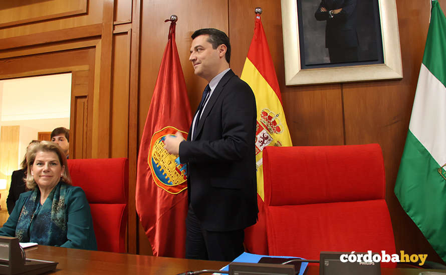 José María Bellido, alcalde de Córdoba, en el Pleno FOTO RAFA MELLADO SENIOR