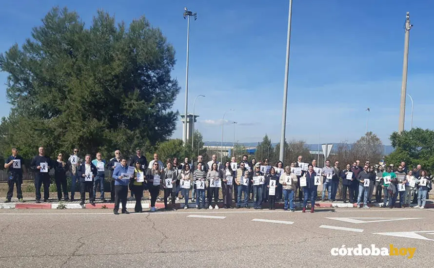 Concentraci&oacute;n en el centro peninteciario de Alcolea por el asesinato de una compa&ntilde;era en Tarragona