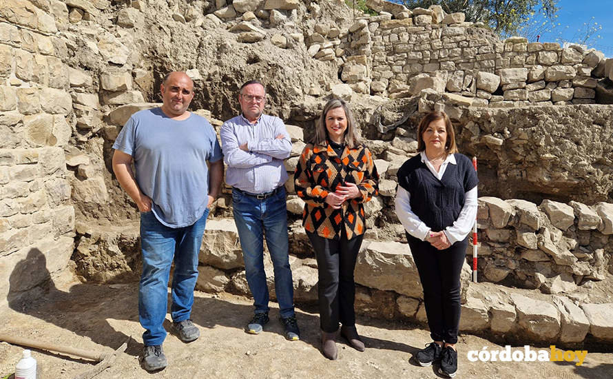 La alcaldesa de Baena, María Jesús Serrano (segunda por la derecha) visia las obras de restauración de un muro en Torreparedones