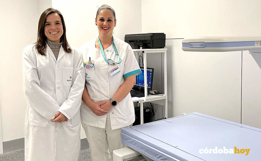 La doctora Laura Bautista y la técnico en cuidados auxiliares de Enfermería Sensi Aragonés, en la sala del densitómetro
