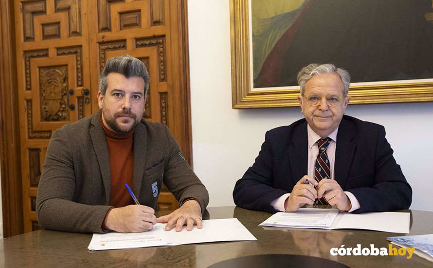El presidente de la Diputación, Salvador Fuentes (derecha), en la firma con el alcalde de Palenciana