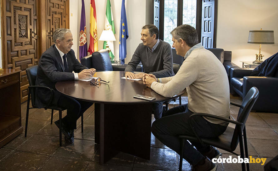 Encuentro en la Diputación con el secretario general de Aguas de la Junta de Andalucía, Ramiro Angulo (centro)