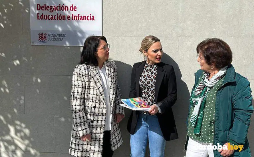 La delegada de Educaci&oacute;n, Narci Ruiz (centro)