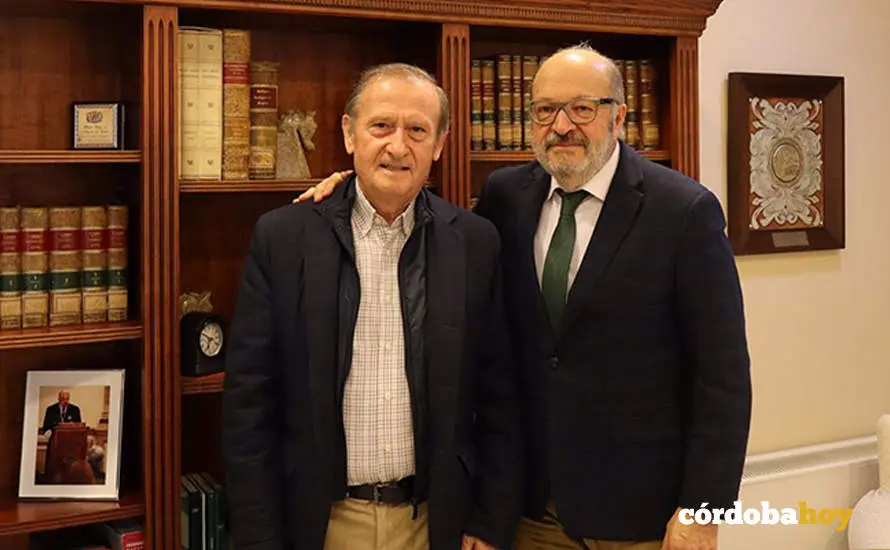 El decano del Colegio de la Abogac&iacute;a de C&oacute;rdoba, Carlos Arias (derecha), y el presidente de Estrella Azahara, Jos&eacute; Luis Nieto