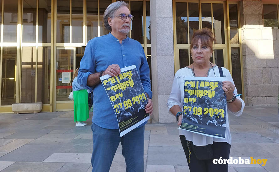 Manuel Ortega y Lourdes Martínez, a la puerta del Ayuntamiento