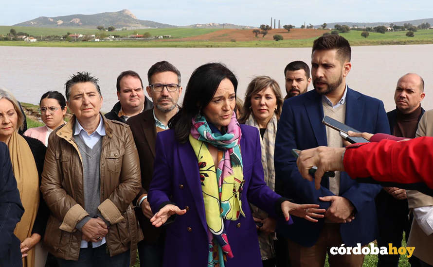 Rafi Crespín (centro), con diputados provinciales, alcaldes, portavoces y secretarios generales del PSOE de Córdoba en el pantano de Sierra Boyera