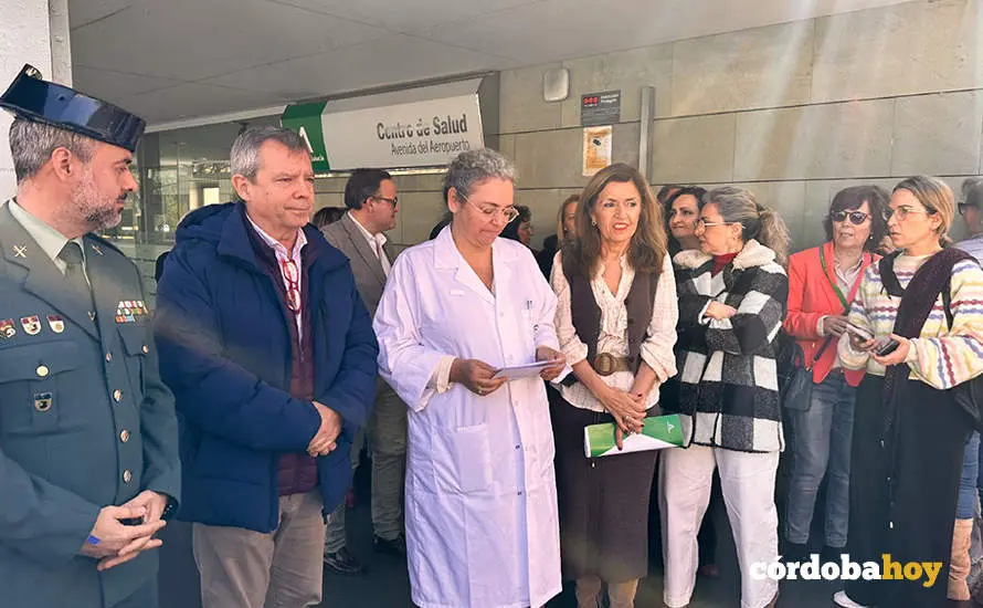 Lectura de un manifiesto en contra de las agresiones a personal sanitario