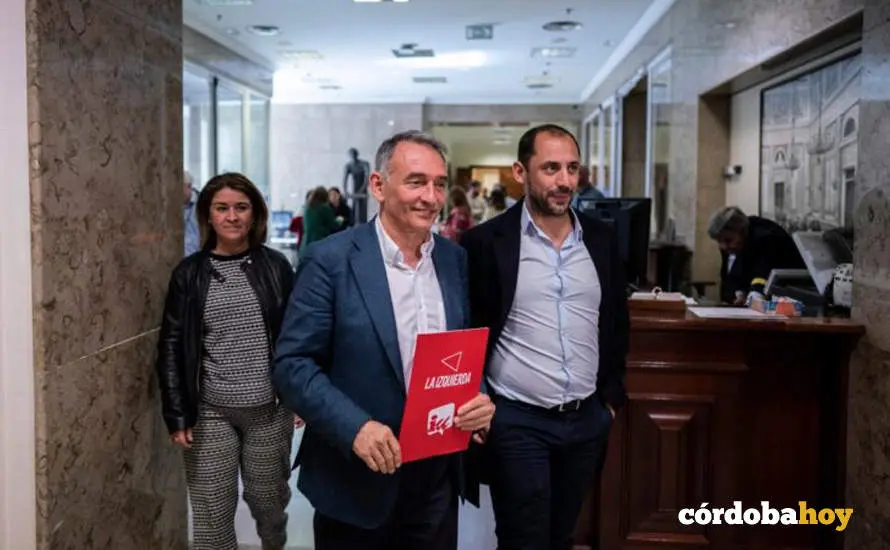 Irene Ruiz, Enrique Santiago y Sebasti&aacute;n P&eacute;rez, en el Congreso