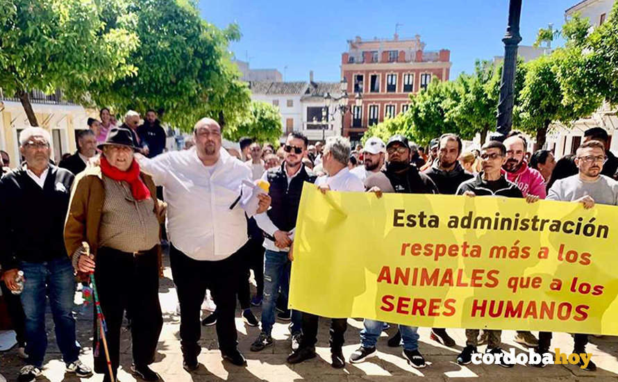 Manifestación delante del Ayuntamiento de Bujalance para reivindicar que se reabra judicialmente un caso de supuesto asesinato de hace 32 años FOTO SOCIEDAD GITANA ESPAÑOLA