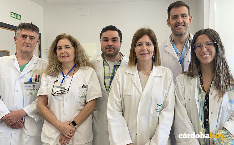 Personal del servicio de Neurología del Hospital Universitario Reina Sofía de Córdoba, con María Teresa Cáceres (tercera por la derecha) al frente