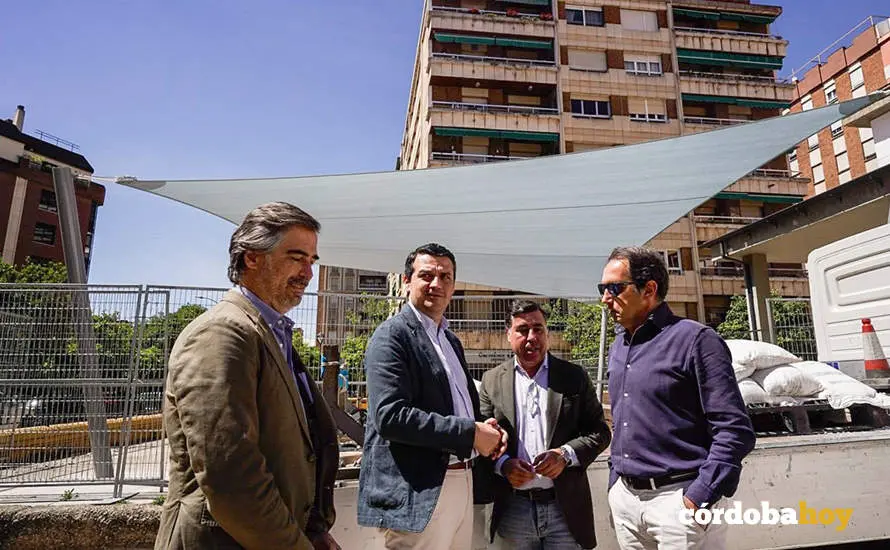 Instalaci&oacute;n del primer toldo de vela en el Colegio de Educaci&oacute;n Infantil y Primaria Vista Alegre, en una imagen de archivo