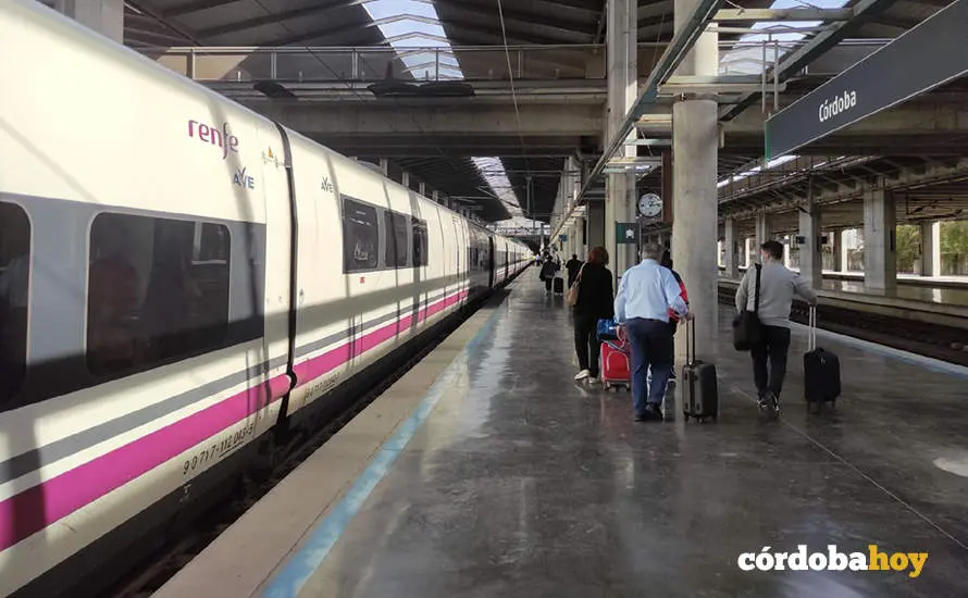Viajeros en un and&eacute;n con un AVE detenido en la estaci&oacute;n central de C&oacute;rdoba, en una imagen de archivo