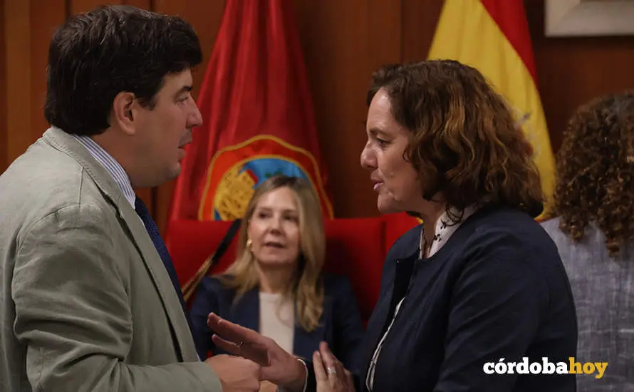 Jes&uacute;s Coca e Isabel Bernal conversan antes del Pleno