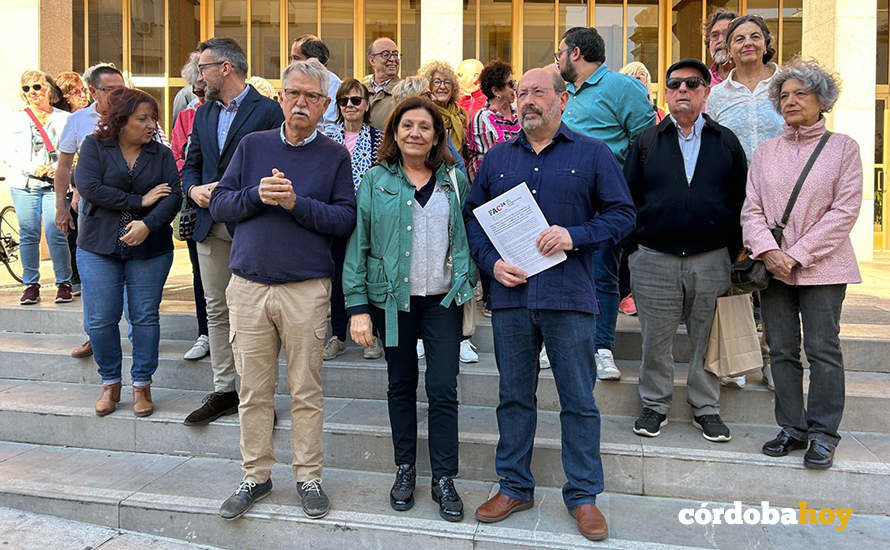 Eduardo Latorre, Carmen Luque y Juan José Giner, a las puertas del Ayuntamiento con las firmas
