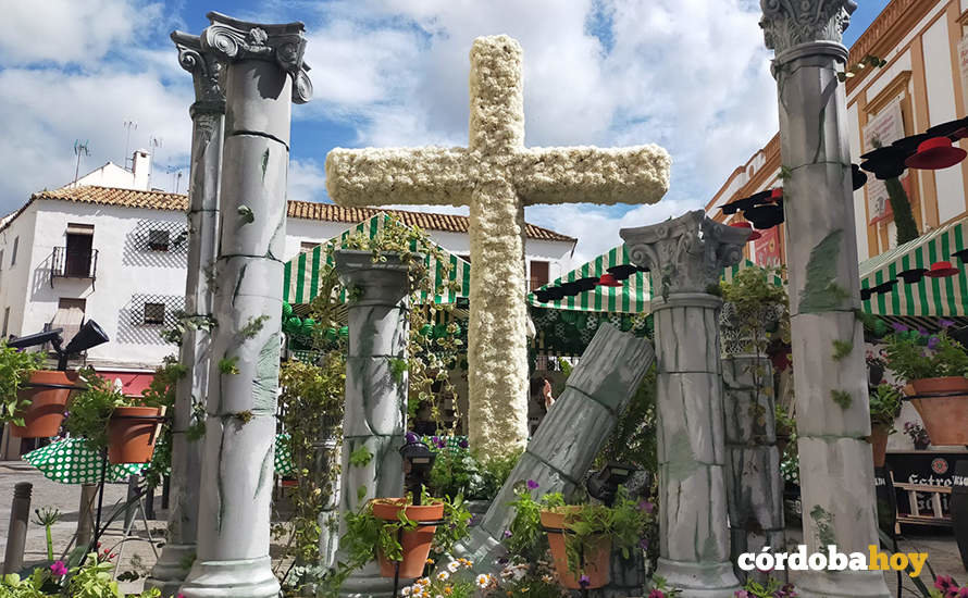La Cruz de Mayo de la hermandad del Via Crucis en la Plaza de la Trinidad