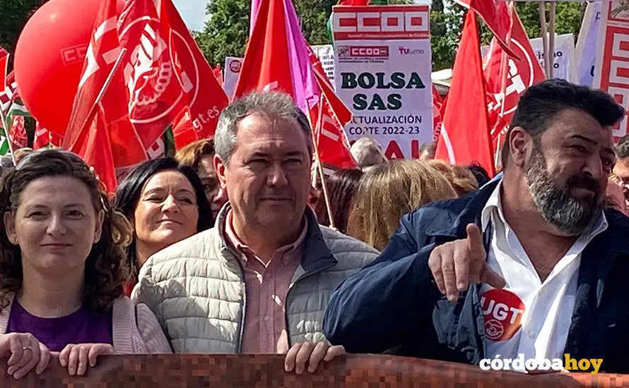 Juan Espadas (centro) en la manifestaci&oacute;n