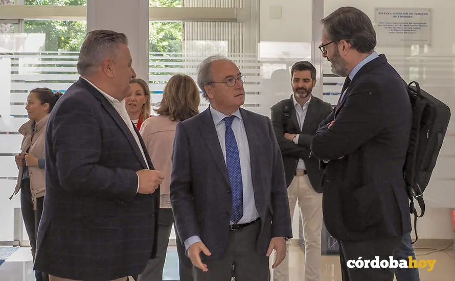 Encuentro entre la Junta y CECO sobre infraestructuras de transporte de energ&iacute;a