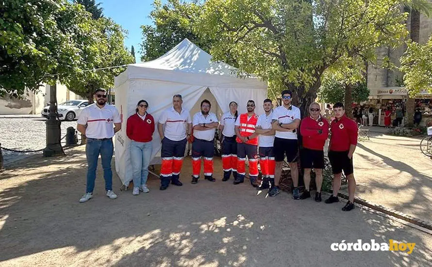 Miembros de la Cruz Roja en Los Patios
