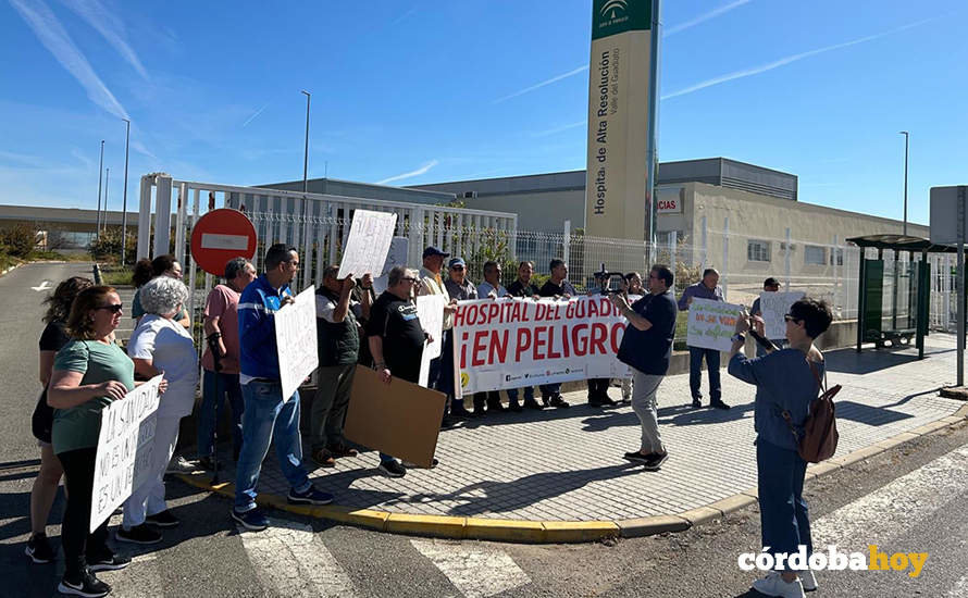 Concentración contra la descatalogación del Hospital de Peñarroya