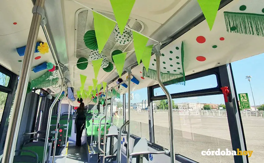 Decoraci&oacute;n en el interior de uno de los autobuses de Feria, en una imagen de archivo