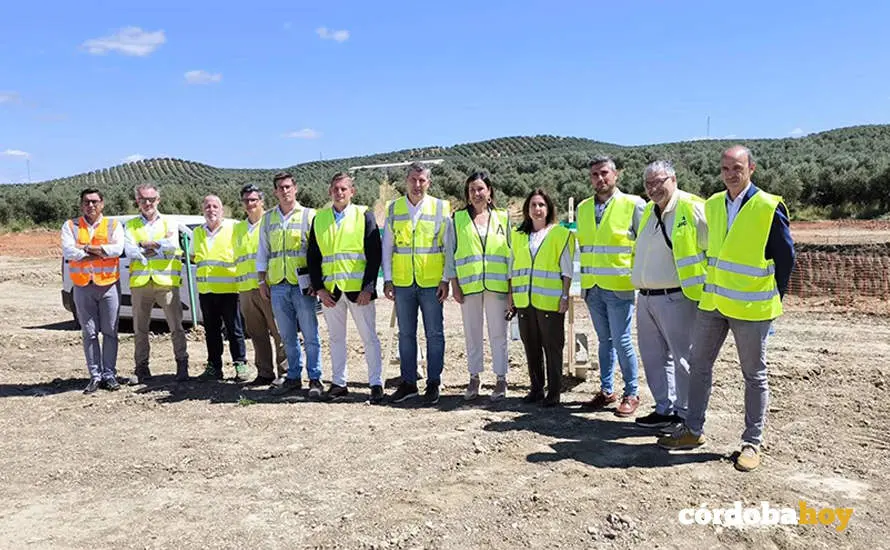 El delegado de Agricultura, Pesca, Agua y Desarrollo Rural de la Junta de Andaluc&iacute;a en C&oacute;rdoba, Francisco Acosta (sexto por la dcha.), en la visita a la EDAR de Guadalc&aacute;zar