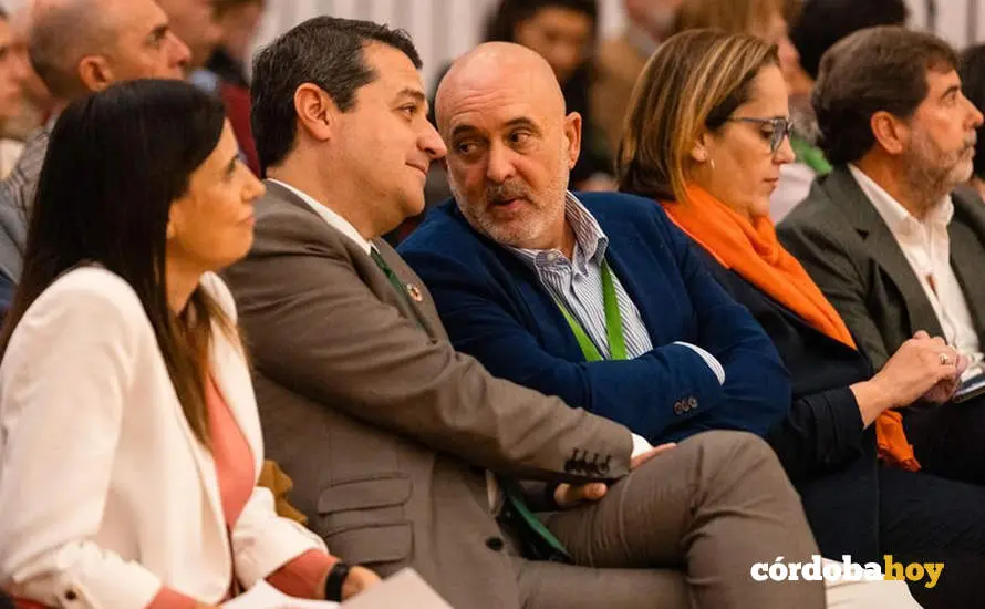 Rafael Bados conversa con Jos&eacute; Mar&iacute;a Bellido, durante durante la celebraci&oacute;n del I Congreso de comercio de Andaluc&iacute;a el pasado mes de noviembre en C&oacute;rdoba