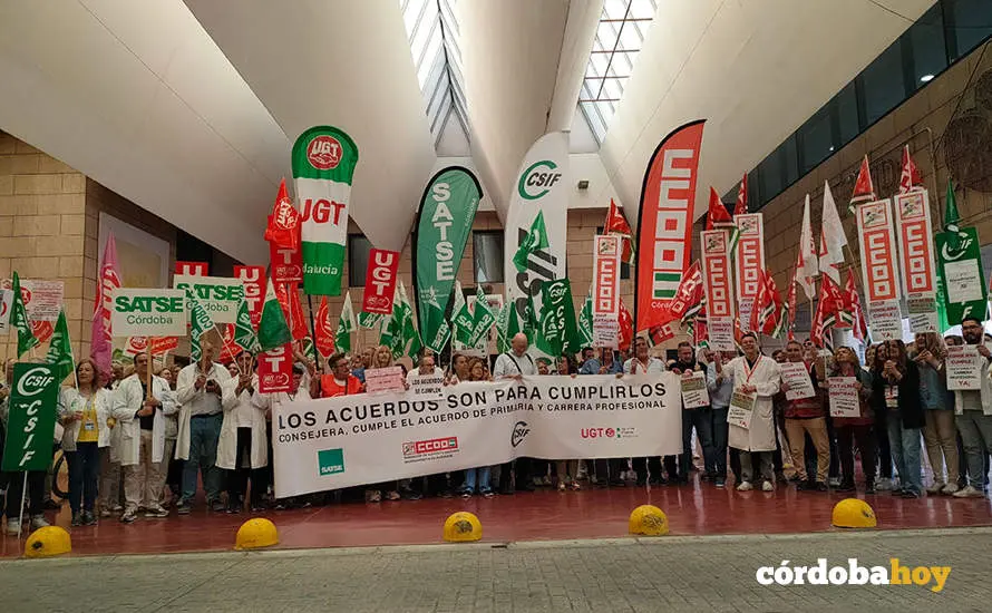 Protesta sindical ante el Hospital Reina Sof&iacute;a de C&oacute;rdoba
