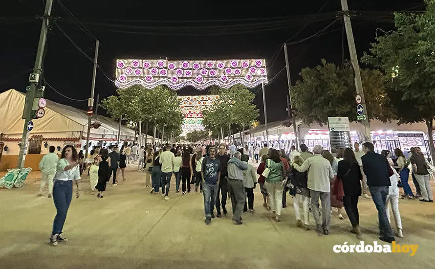 Visitantes paseando por el recinto de El Arenal ayer por la noche