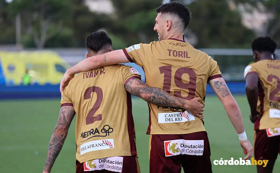El abrao tras el gol FOTO C&Oacute;RDOBA CF